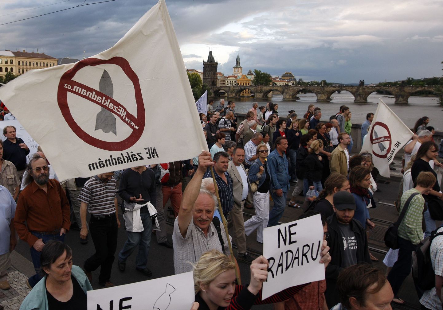 Meeleavaldajad Tšehhi pealinnas Prahas protesteerimas selle vastu, et osa raketikilbist ehitataks Tšehhi pinnale.
