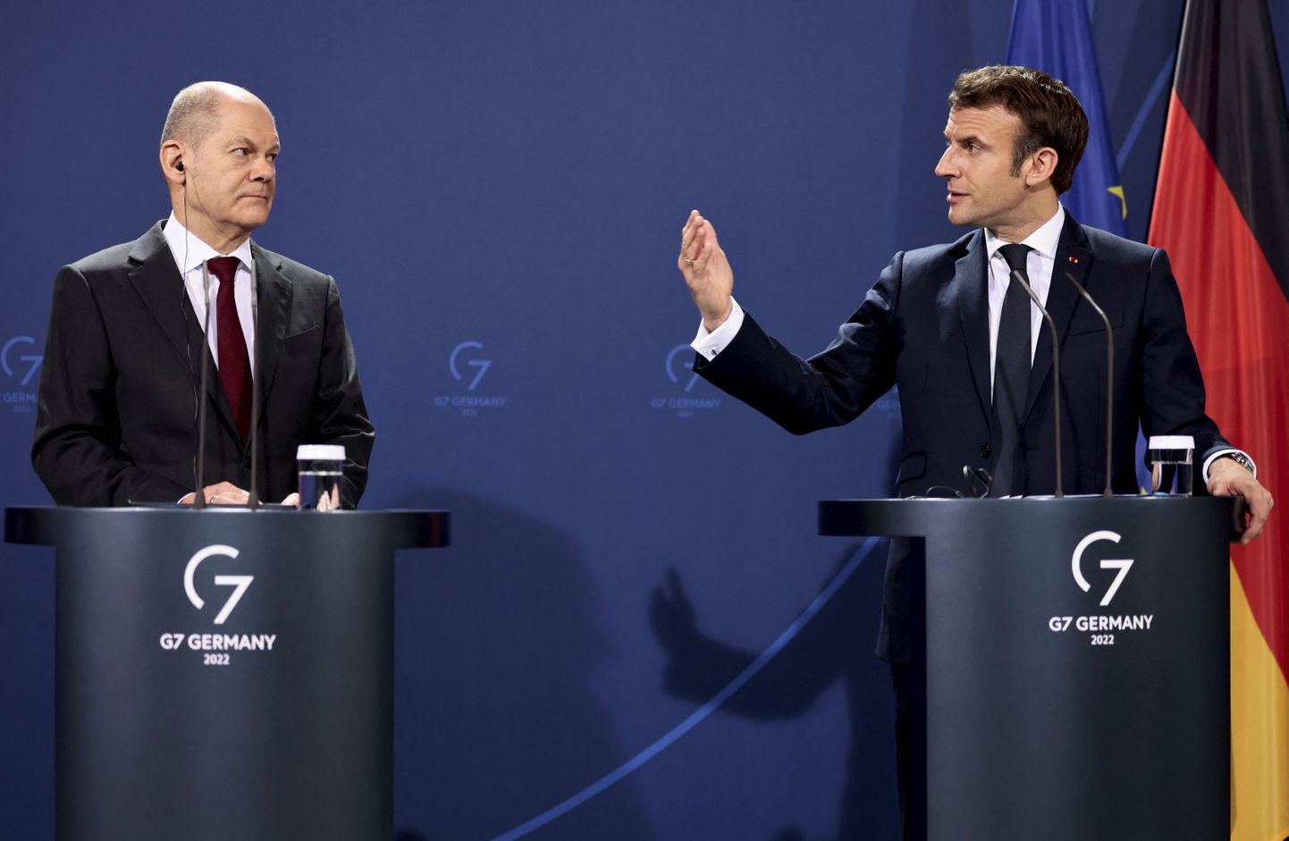 Saksa kantsler Olaf Scholz (vasakul) ja Prantsuse president Emmanuel Macron Berliinis 8. veebruar 2022.