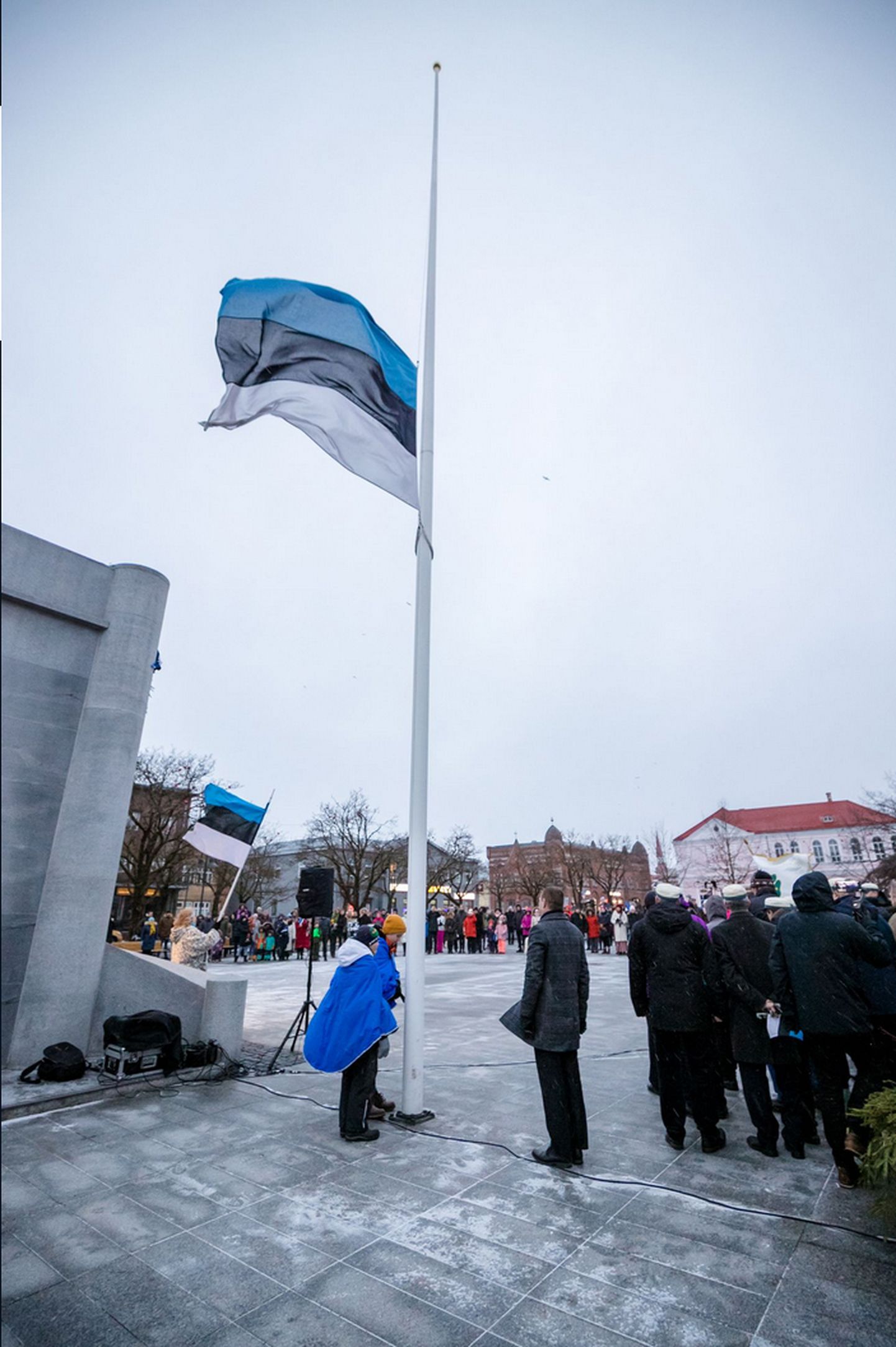Eesti Vabariigi aastapäeva tähistamiseks heisatakse päikesetõusul riigilipp.