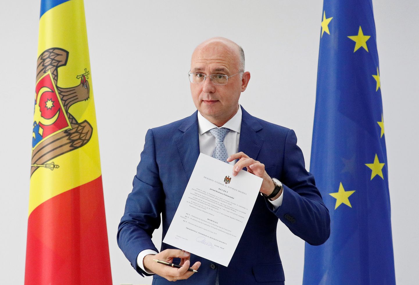 Moldovas prezidenta pienākumu izpildītājs Pāvels Filips demonstrē presei deklarāciju par parlamenta atlaišanu