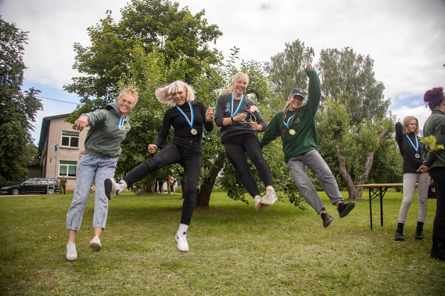 Ernakese võitnud Tallinna ringkonna kodutütred võidu üle rõõmustamas.