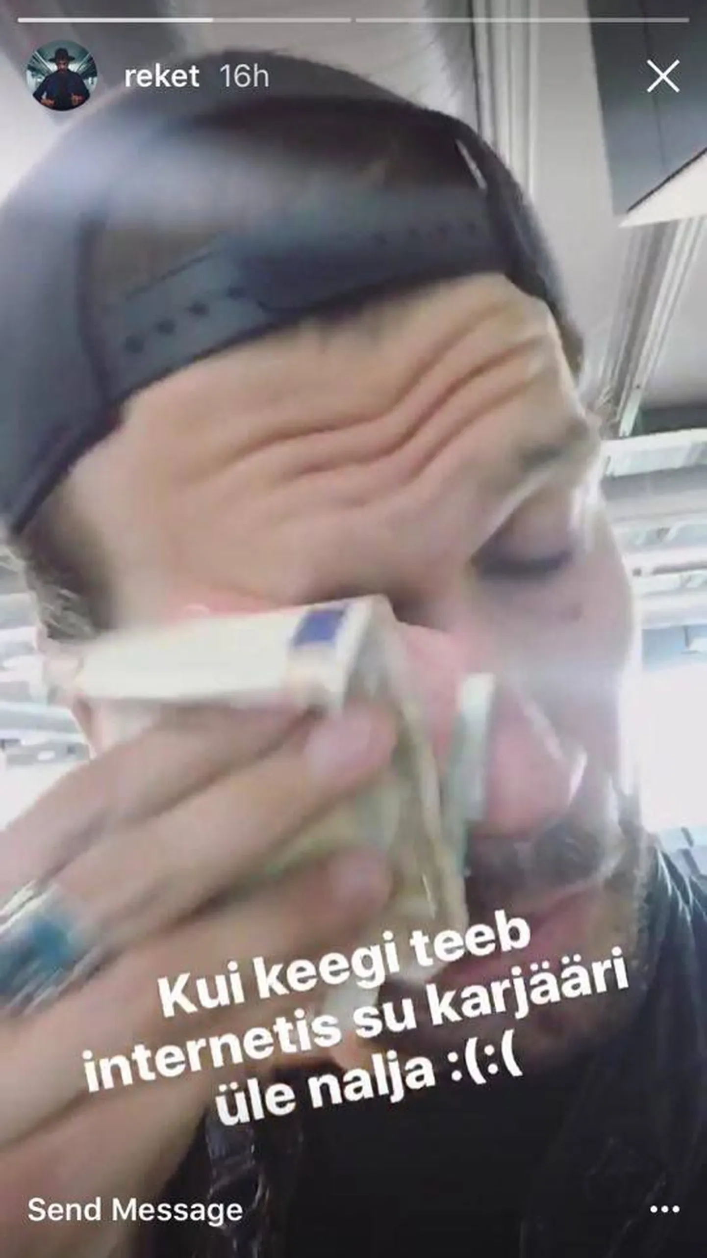 Räppar reket pühib sularahaga pisaraid