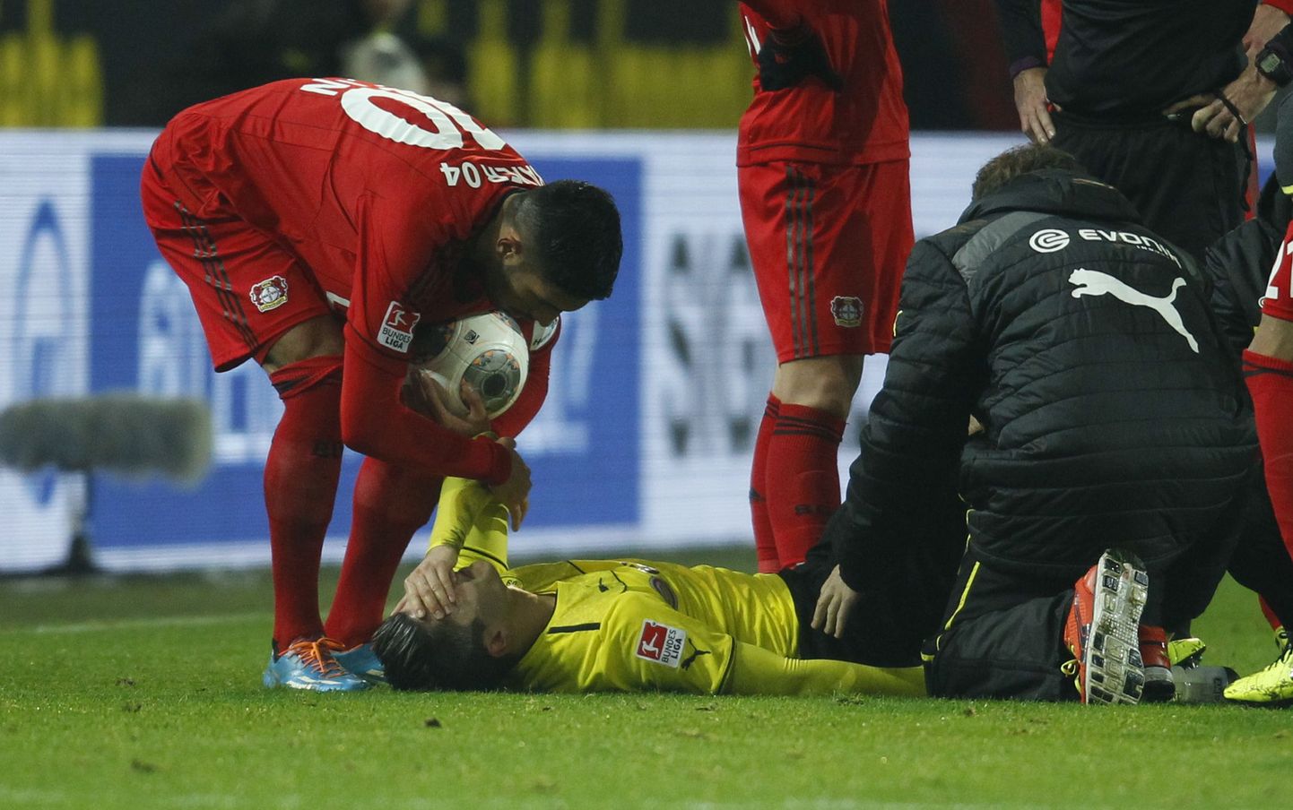 Nuri Sahin sai mängus Leverkuseniga vigastada.