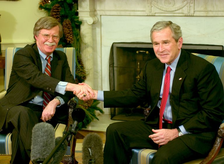 John Bolton (vasakul) ja George W. Bush.