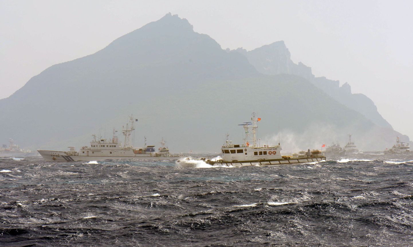 Taiwani ja Jaapani rannavalve laevad Diaoyu ehk Senkaku saarte juures.