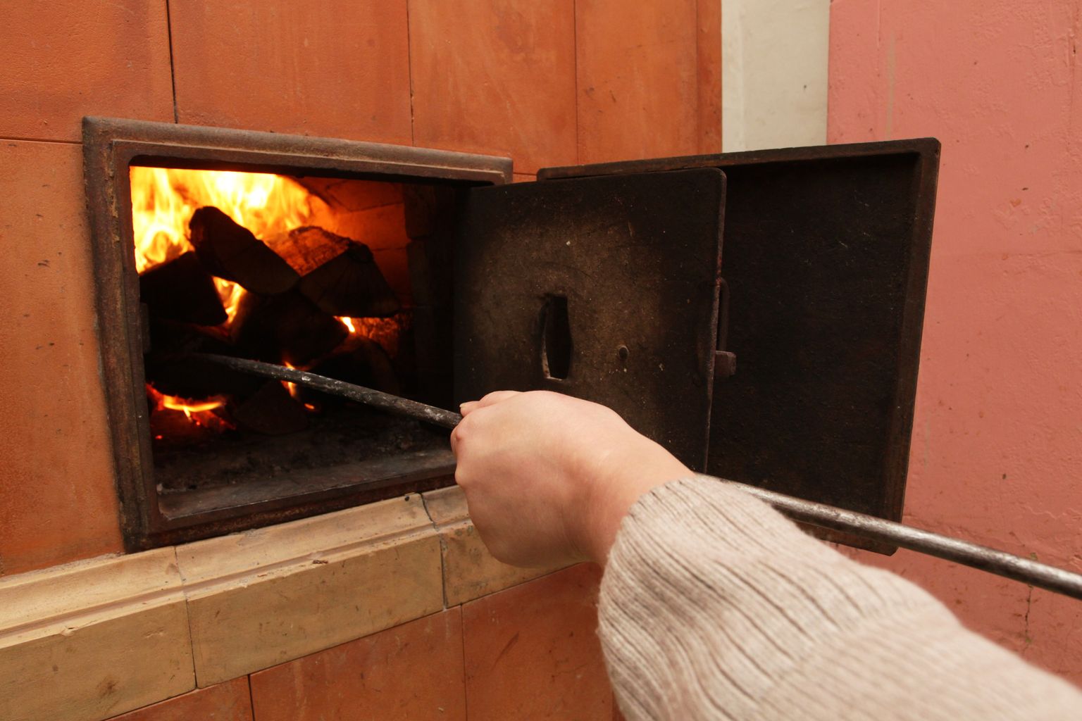 Koduahjus tohib põletada kuiva ja immutamata puitu ning kiletamata pappi ja paberit.