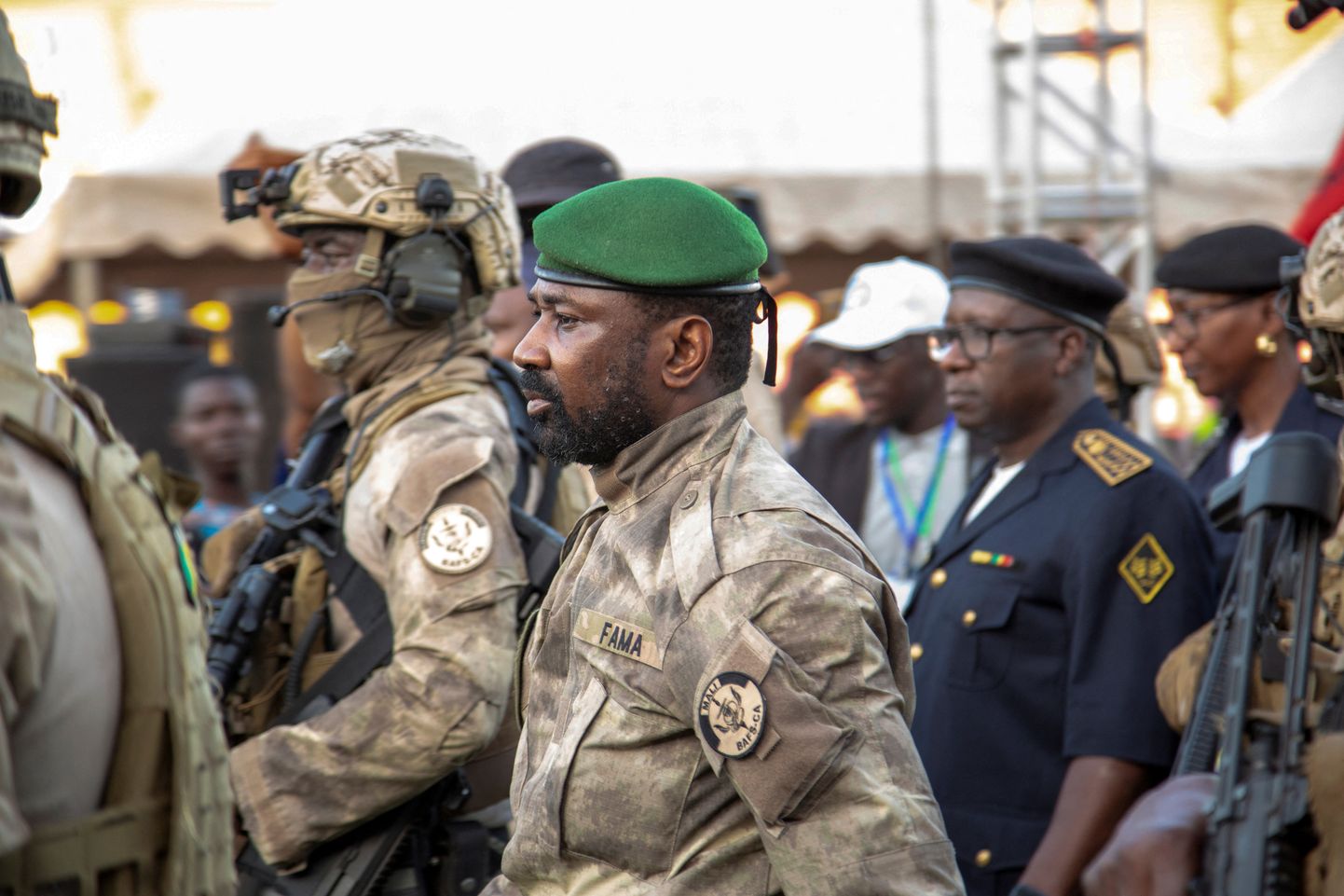 Mali sõjaväelise hunta juht kolonel Assimi Goïta saabub sel 16. juunil tehtud fotol viimasele kampaaniaüritusele, mille eesmärk on veenda valijaid toetama riigi naasmist põhiseadusliku valitsemise juurde.