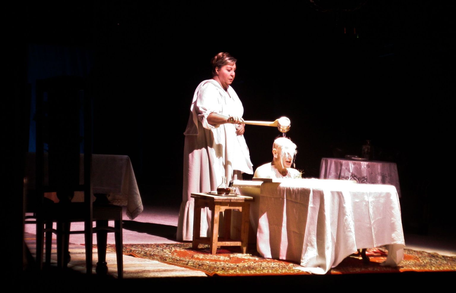 Васса (Марина Голуб) своему мужу: «Растлитель, выпей яду!» Сцена из спектакля «Васса Железнова» режиссера Льва Эренбурга.