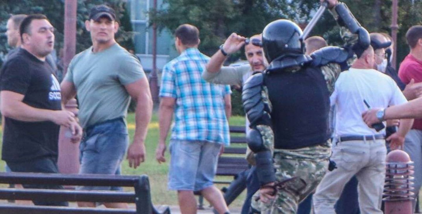 Алексей Кудин (в бейсболке) во время разгона мирной акции протеста в Молодечно, 10 августа 2020 г