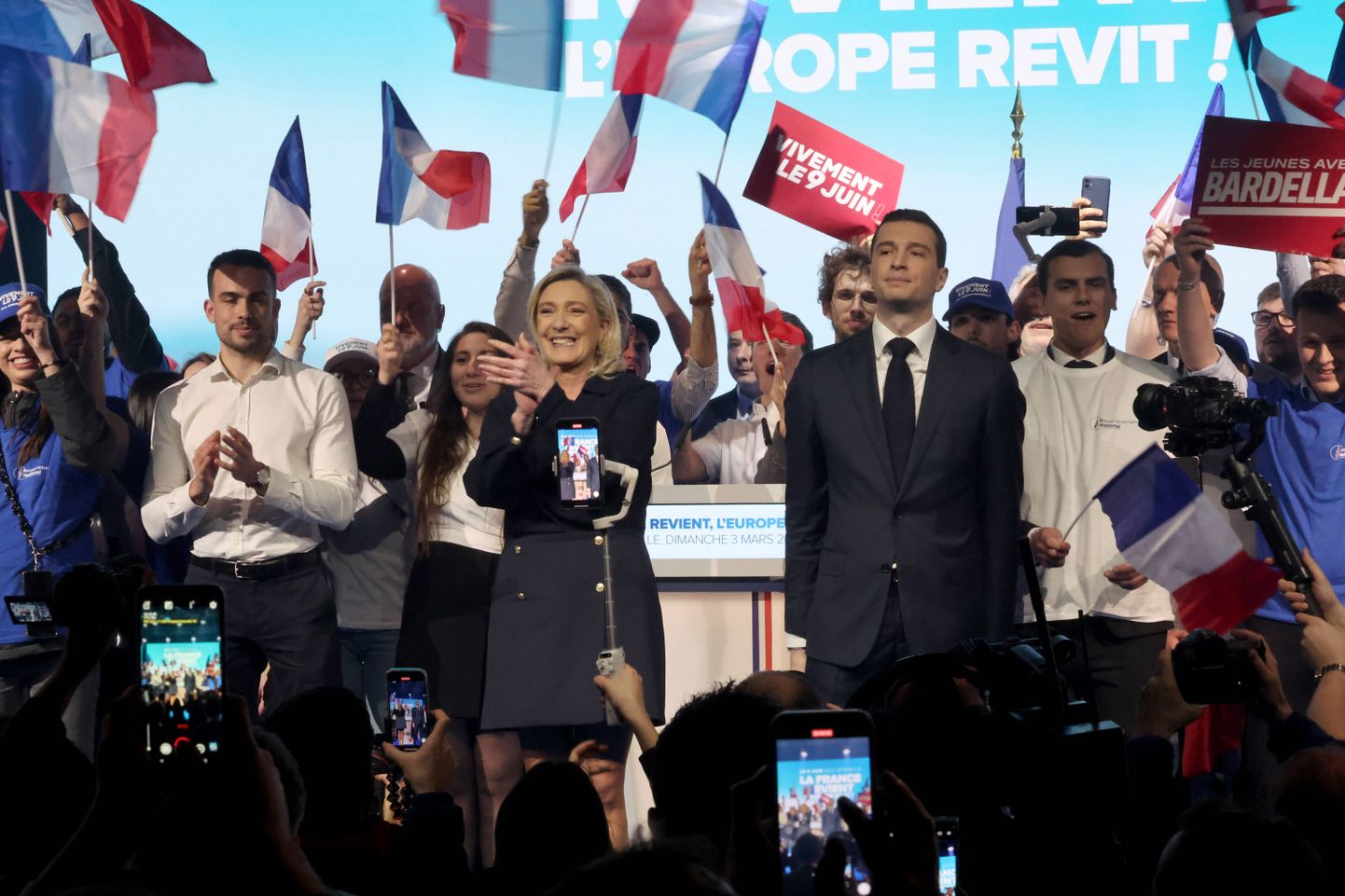 Prantsusmaa paremäärmusliku erakonna Rahvusrinne juhtnäod Marine Le Pen ja Jordan Bardella partei kongressil.