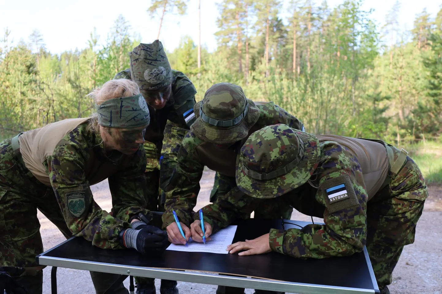 Naiskodukaitsjate koormusmatkal tuli lahendada mitmesuguseid ülesandeid.