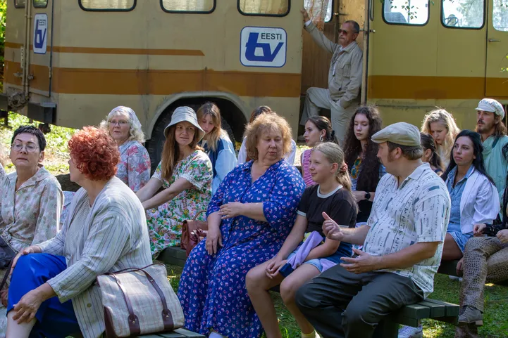 Iisakus filmitud festivali publiku hulgas andsid tooni kohalikud, teiste seas sinises retrokleidis Iisaku rahvamaja juhataja Merle Pikhoff. Taamal Eesti Televis