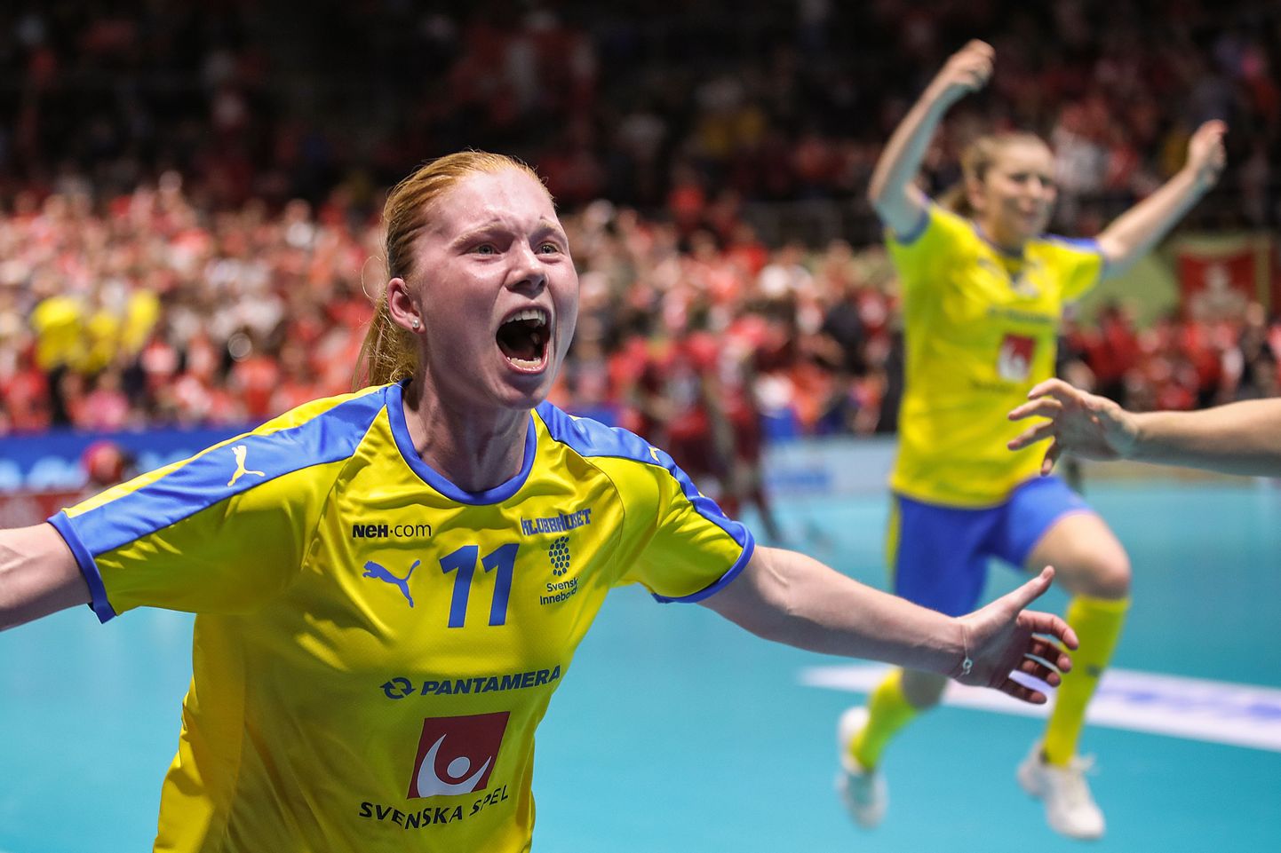 Rootsi saalhokimängija Johanna Hultgren (11) rõõmustab visatud 3:2 võiduvärava üle. See värav tõi Rootsile ka MM-tiitlli.