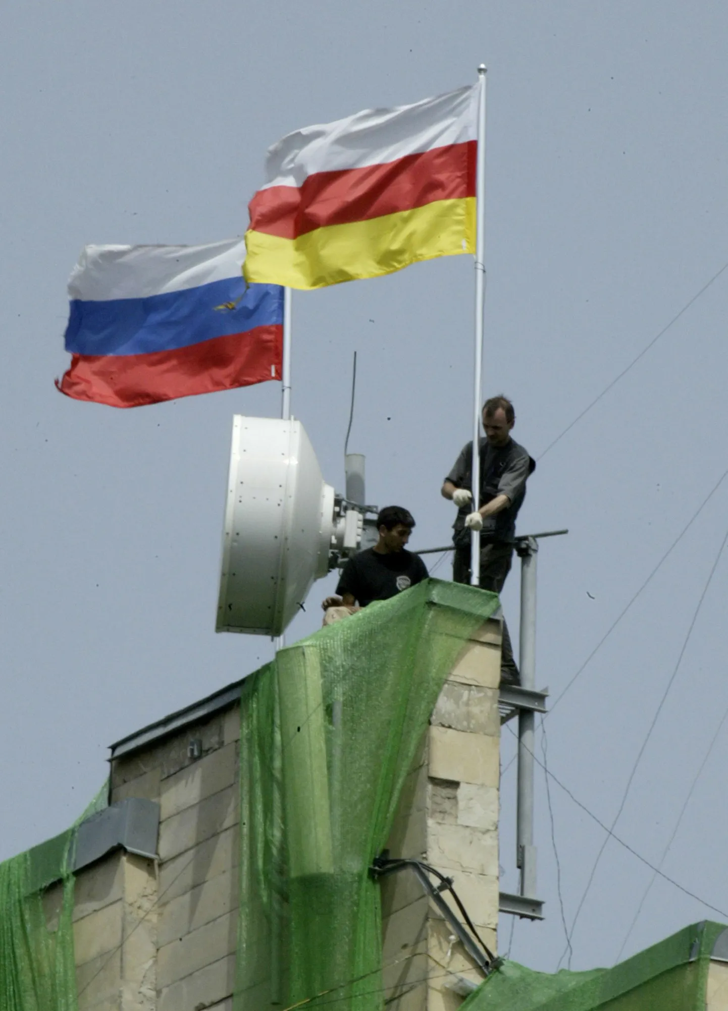 Separatistliku Lõuna-Osseetia pealinnas Tshinvalis heisati Lõuna-Osseetia lipu kõrvale ka Venemaa trikoloor.
