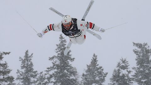 Kanada olümpiavõitjast trikisuusataja saltotab suviti basseini kohal