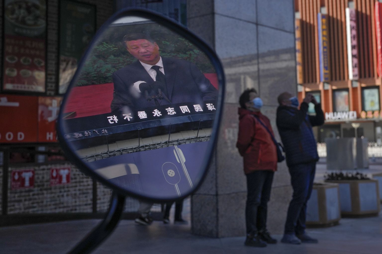 Kõnet pidava Hiina presidendi Xi Jinpingi peegeldus Pekingis.