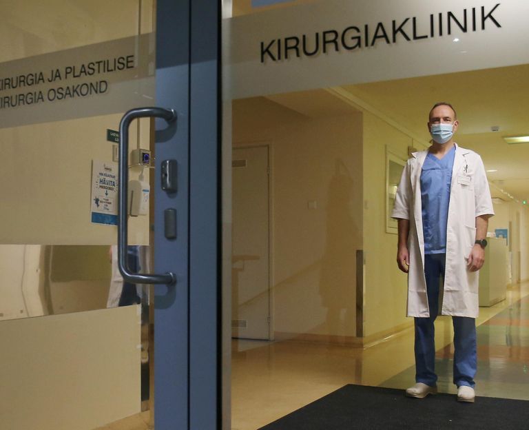 Klaasuste taga seisab TÜ kliinikumi ravijuht doktor Andres Kotsar. Plaanilise statsionaarse ravi peatamine puudutab kõiki erialasid, ka kirurgiakliinikus.