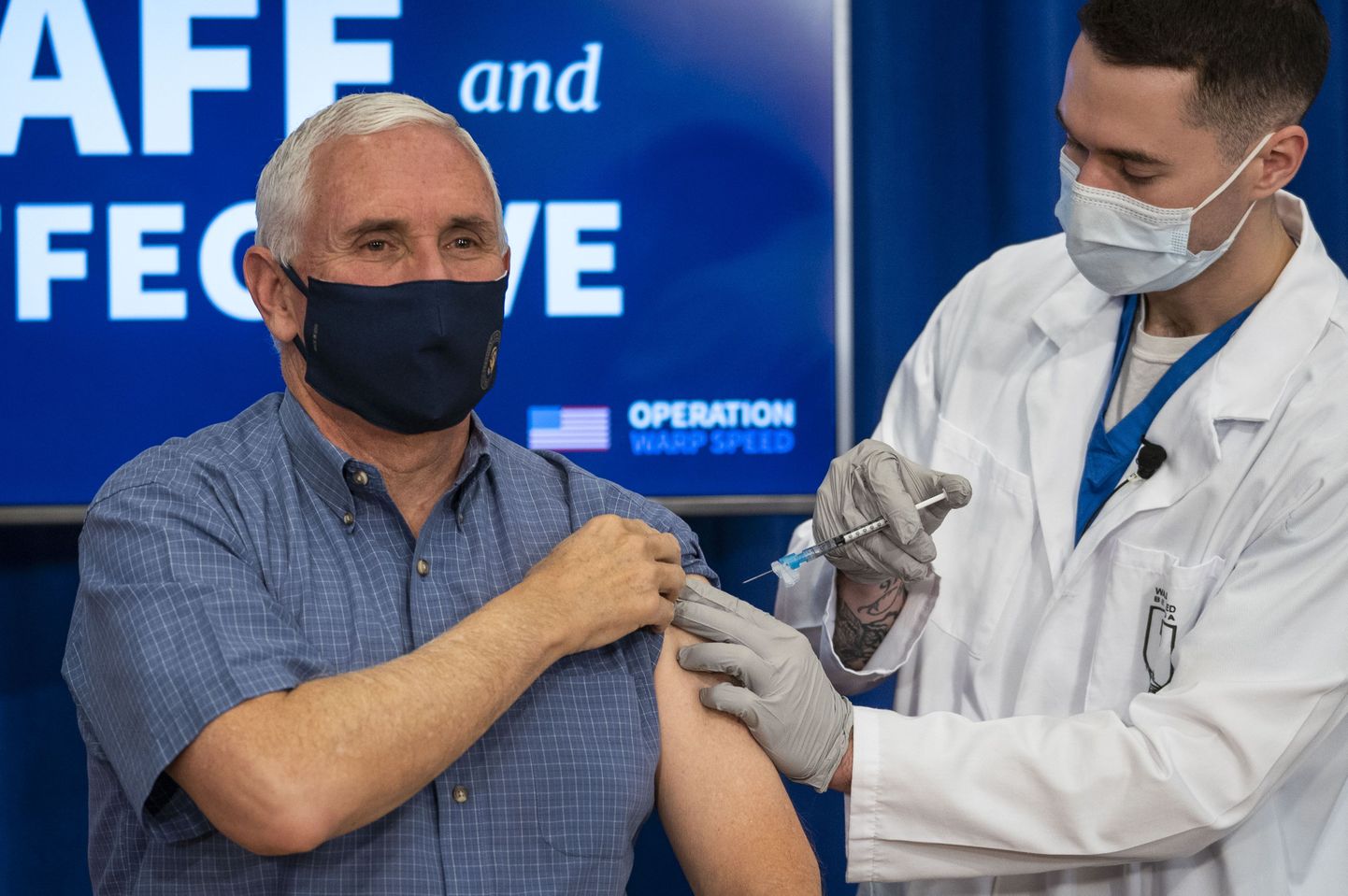 USA asepresident Mike Pence saab koroonaviiruse vaktsiini süsti Valges Majas 18. detsember 2020.