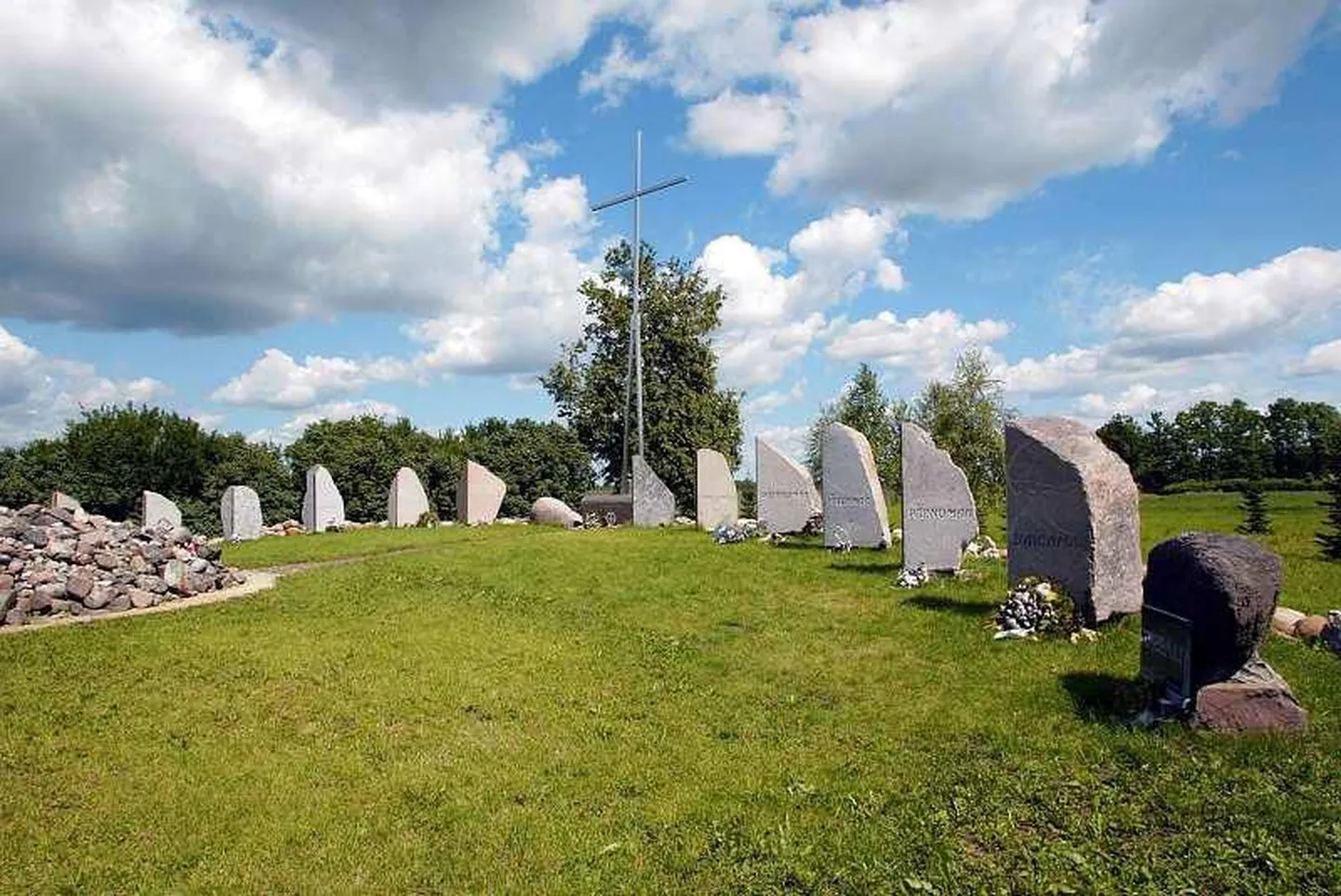 Pilistvere kommunismiohvrite mälestusmärk.