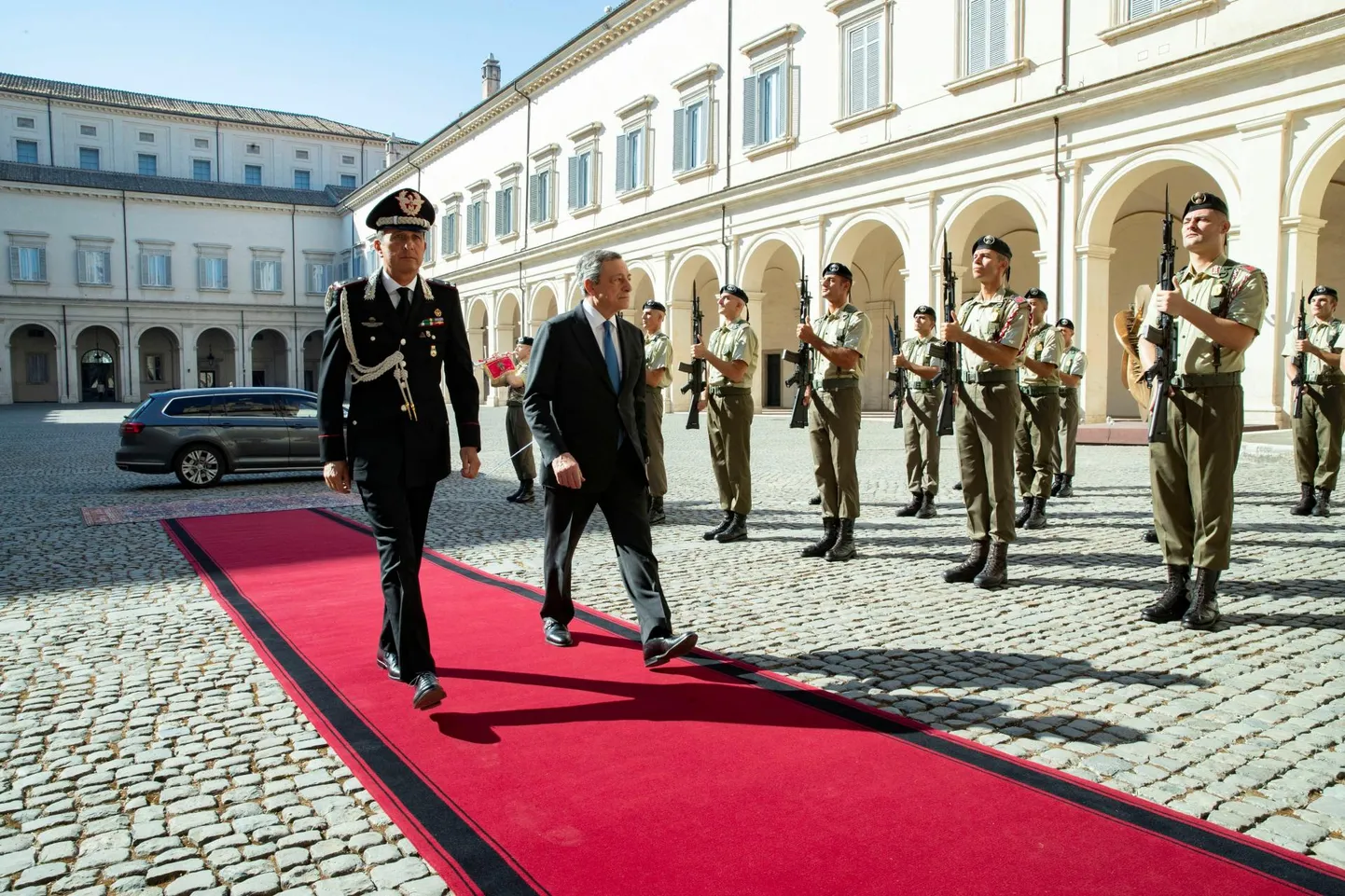 Itaalia peaminister Mario Draghi eile hommikul teel presidendipaleesse tagasiastumisavaldust esitama. Ta jätkab kuni uute valimisteni ametis valitsusjuhi kohusetäitjana.