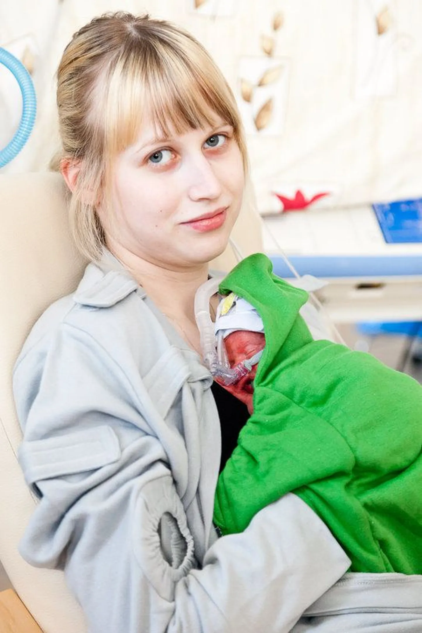 «Кенга-мама» Кайса, чьей маленькой Марте-Луизе, родившейся на 26-й неделе беременности, исполнилось два дня