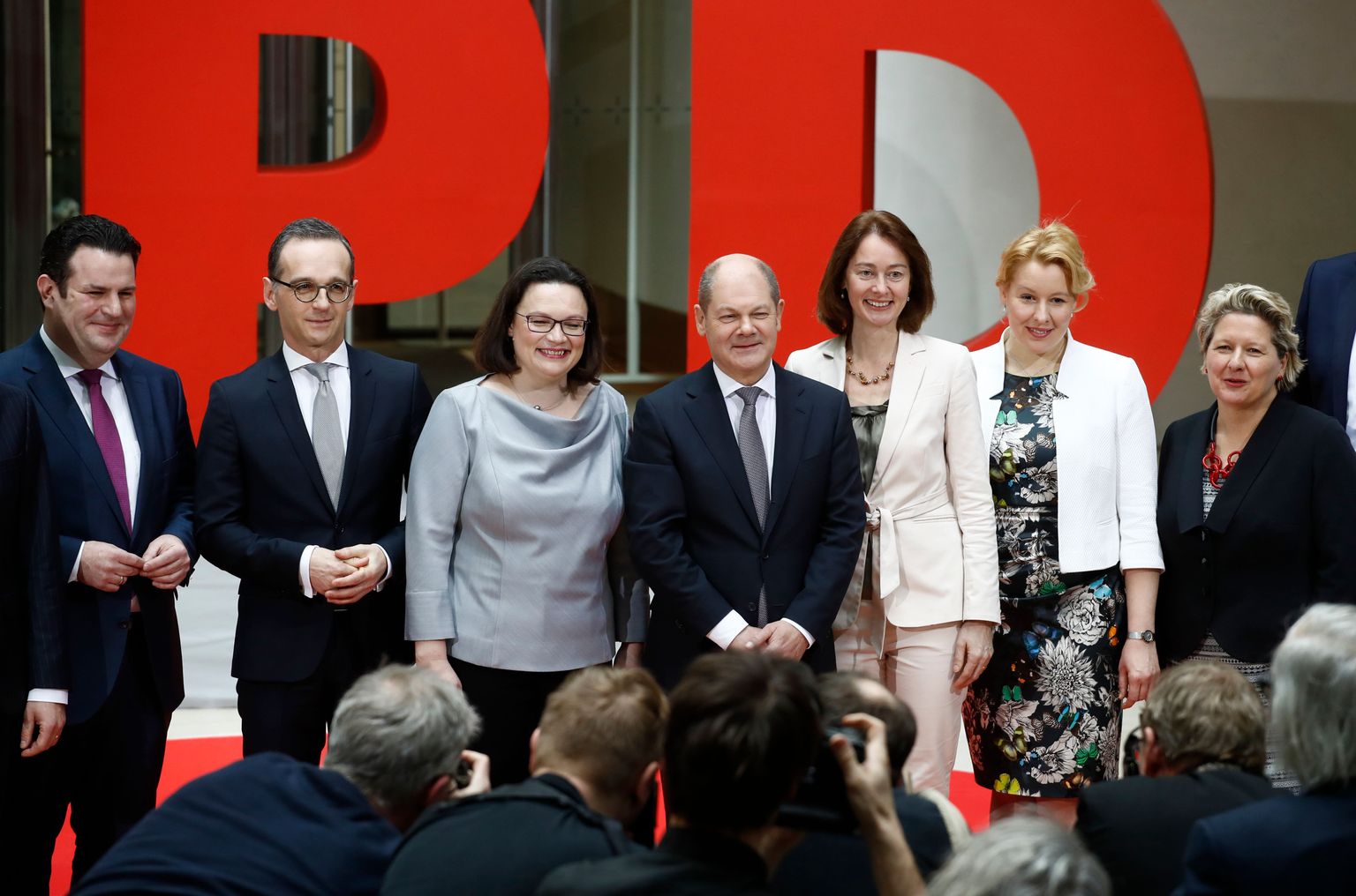 Kaup koos! Uue valitsuse ministrid SPD ridadest. Vasakult: Hubertus Heil, Heiko Maas, Andrea Nahles (SPD parlamendifraktsiooni juht), Olaf Scholz, Katarina Barley, Franziska Giffey ja Svenja Schutze.