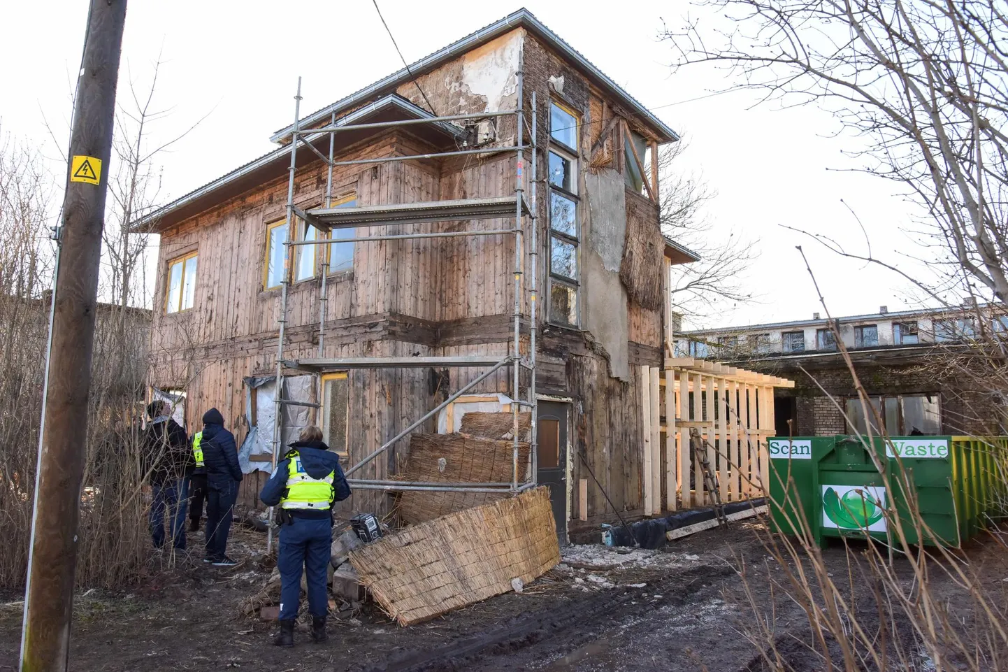 Täna enne kella kümmet sai häirekeskus teate, et Viljandis Uku tänaval on kahekorruselise maja otsast alla kukkunud mees.
