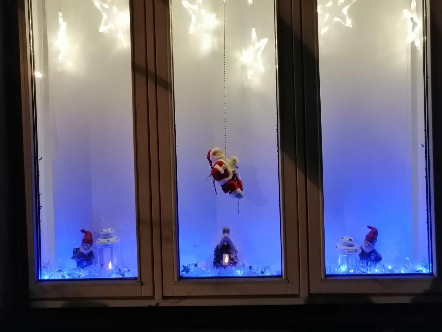 Riia maantee 89 korterelamu pere on suure aknapinna oskuslikult ära kasutanud ja loonud sinna vahva muinasjutulise jõululoo ühes päkapikkude, jõuluvana ja tähistaevaga.