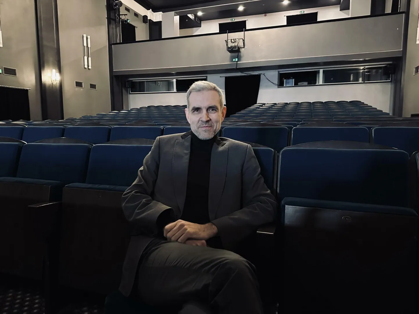Velvo Väli jätkab Rakvere teatri juhina, eesmärgiks publikut kõnetav repertuaar ning tasakaalu leidmine inimeste ja numbrite vahel.