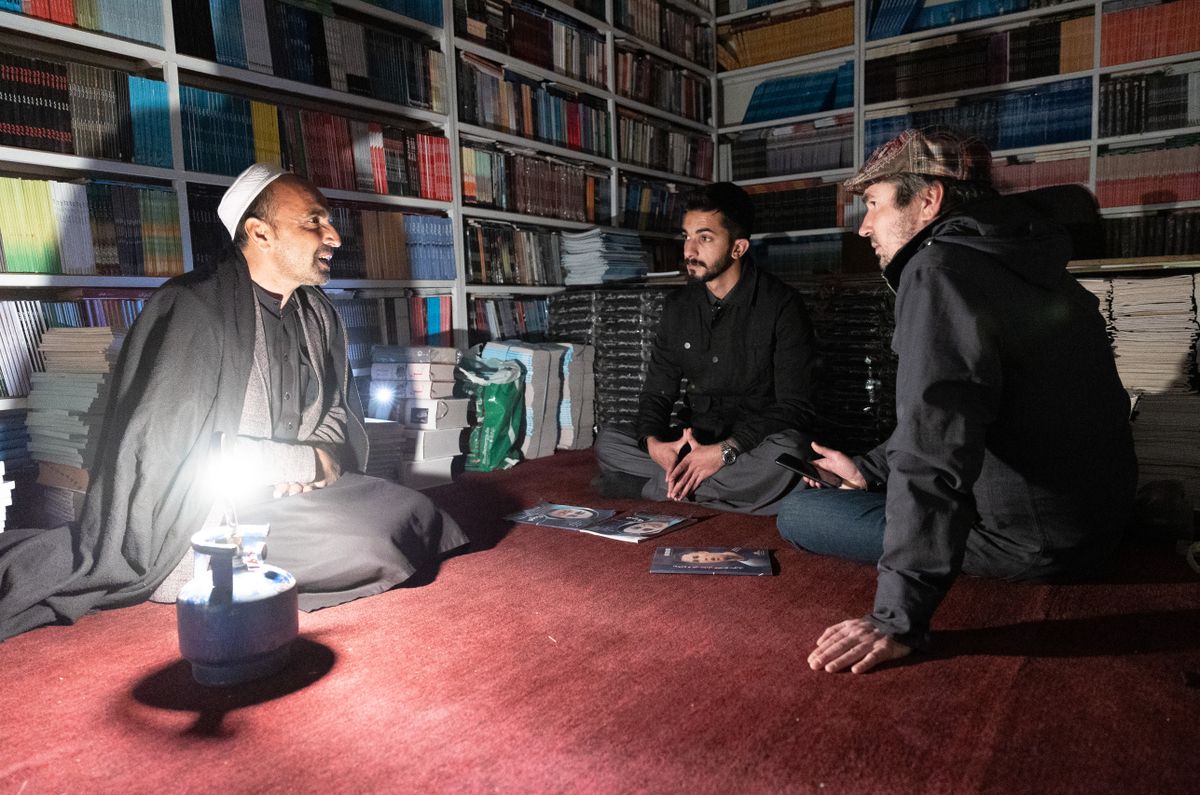 Intervjueerimas poeeti ja raamatukaupmeest Ezatullah Zawabi (vasakul). Nagu näha, siis ainus valgusallikas on õlilamp. Esimest korda elus teen intervjuud õlilambi valguses.