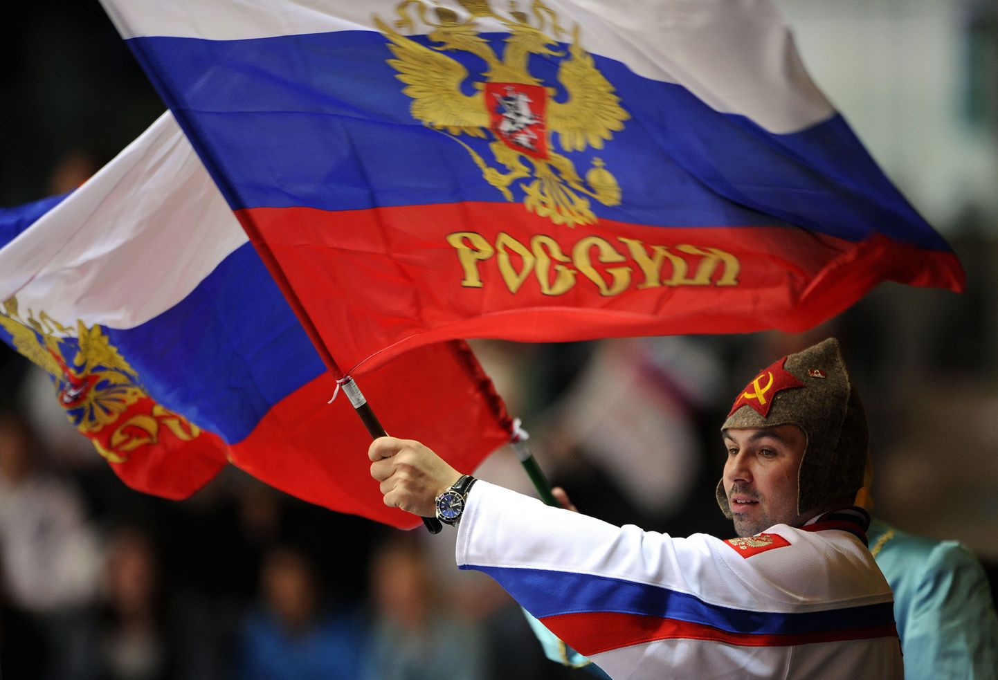 Mees lehvitab Venemaa lippu
