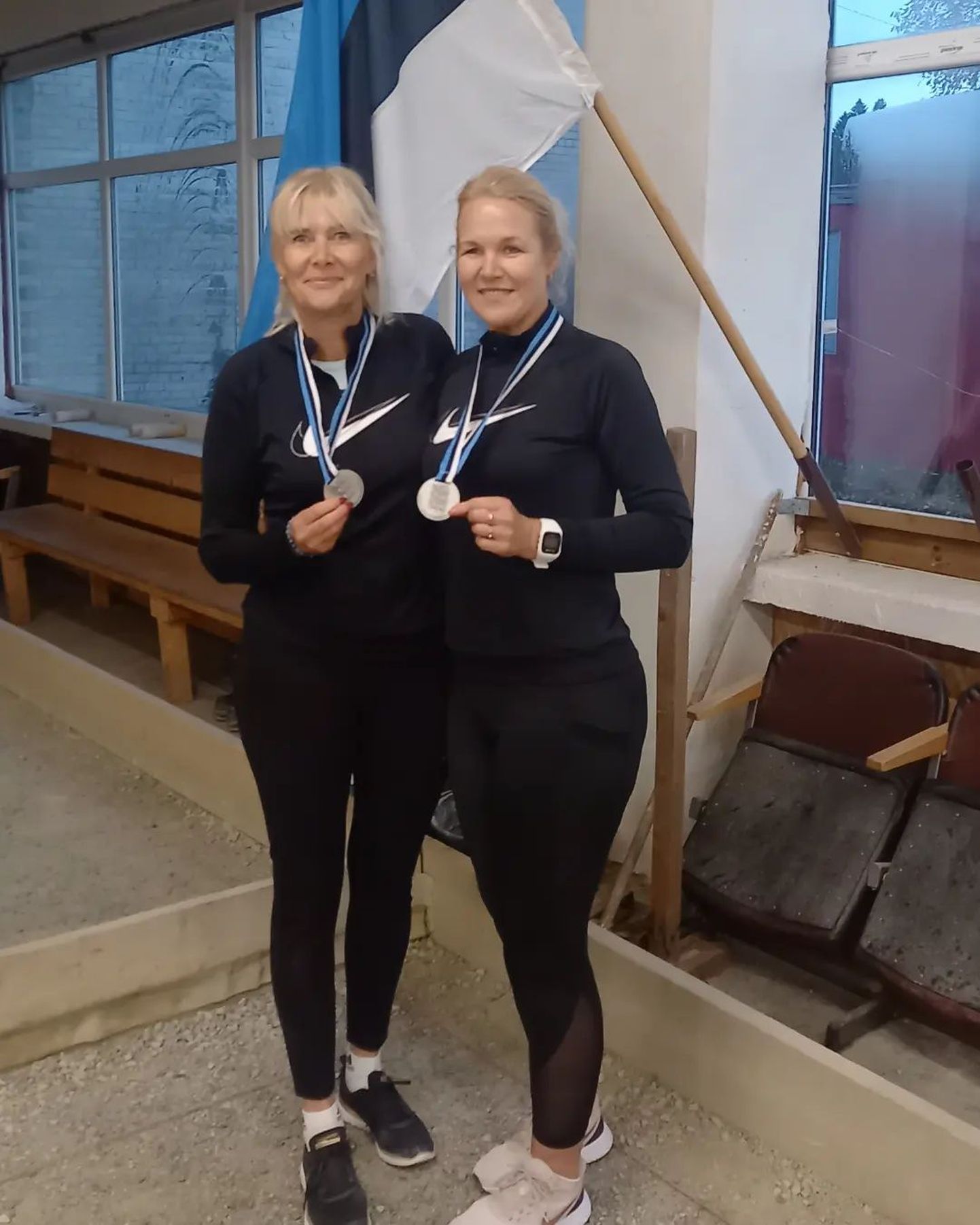 Anneli Suits (vasakul) ja Veroonika Saar saavutasid Eesti esimestel naispaaride petanki meistrivõistlusel hinnalise teise koha.
