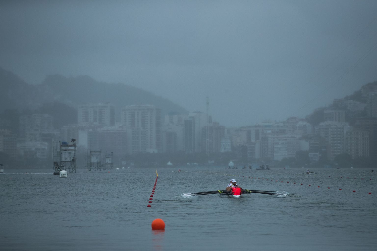 Sõudjate võistluspaigas Rios valitsesid eile sportimiseks sobimatud olud.