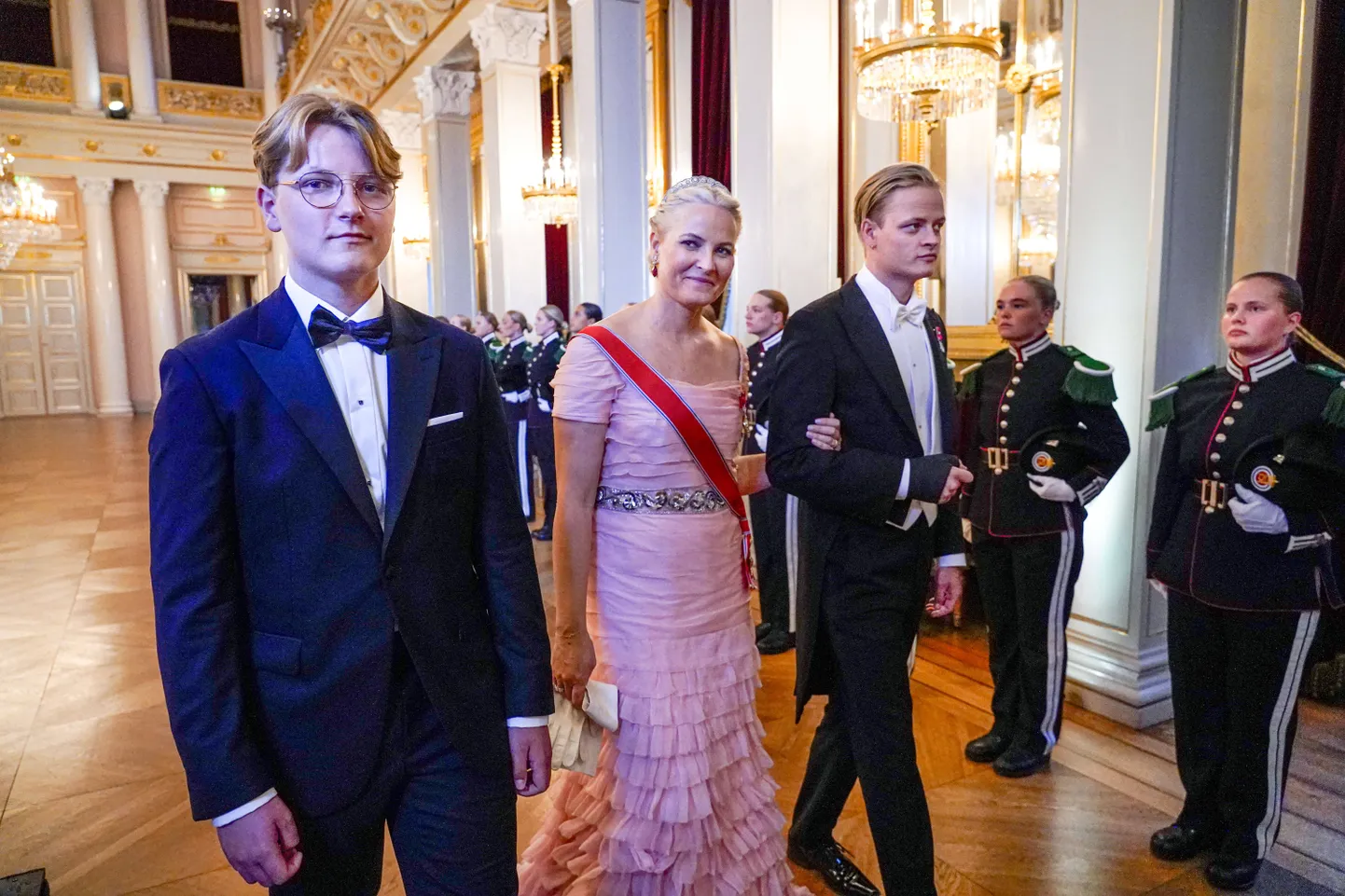 Norra kroonprintsess Mette-Marit suundumas 17. juunil 2022 Olsos oma kahe poja, prints Sverre Magnuse (vasakul) ja Marius Borg Høibyga (paremal) vastuvõtule