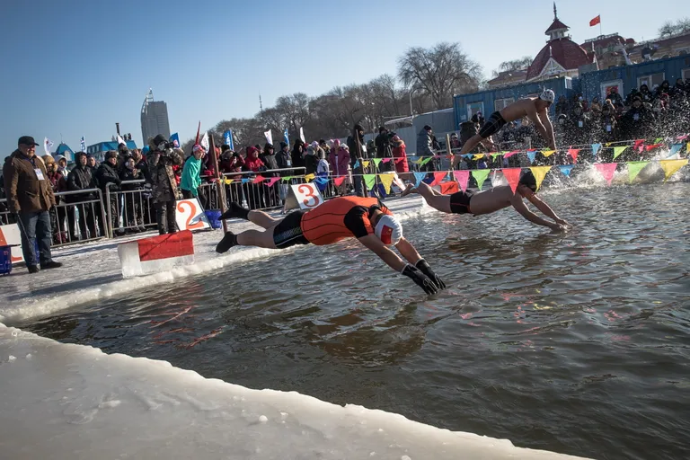 Harbini talvefestivali avas jääujumise võistlus.