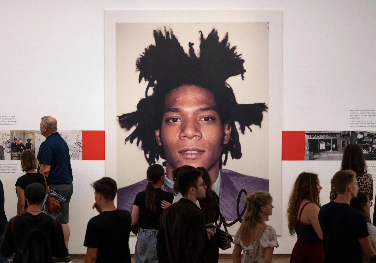 Rahvas Jean-Michel Basquiat’ (1960–1988) näituse avamisel Viinis mõned aastad tagasi. Suurel pildil on Basquiat’ portreefoto. 