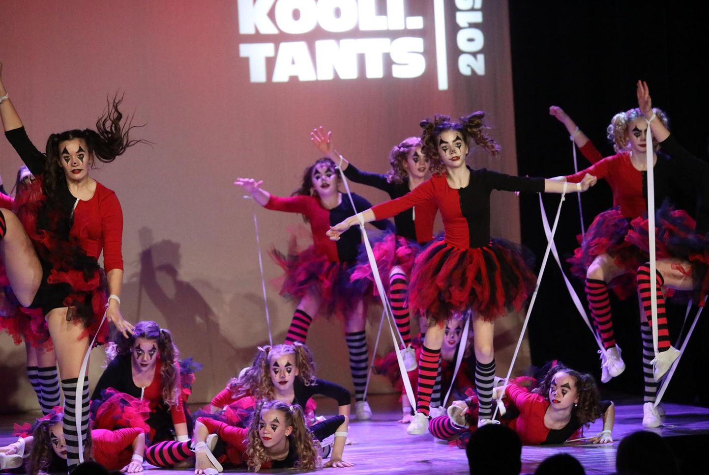 Tänavuse «Koolitantsu» publiku lemmiku tiitli said unustatud marionettnukud tantsustuudiost Dance Dream.