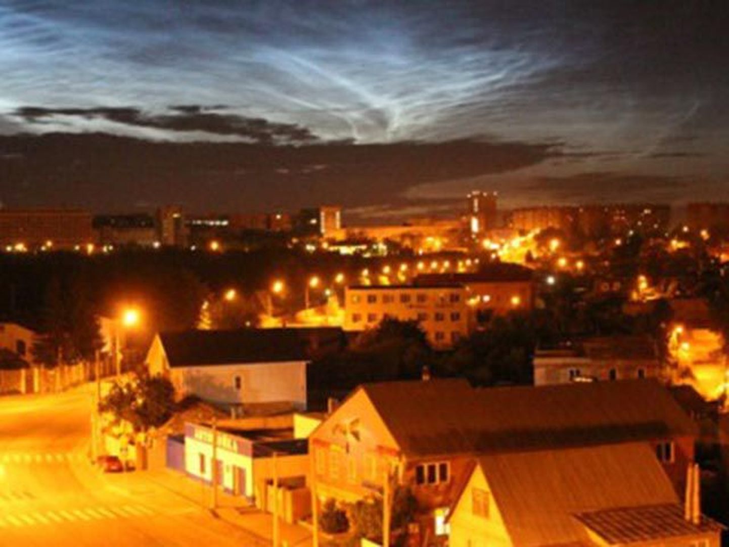 В небе над Челябинском минувшей ночью наблюдалось необычное яркое свечение. Город, прославившийся на весь мир падением метеорита, сравнивал происходящее с северным сиянием, хотя его в таких широтах обычно не бывает.