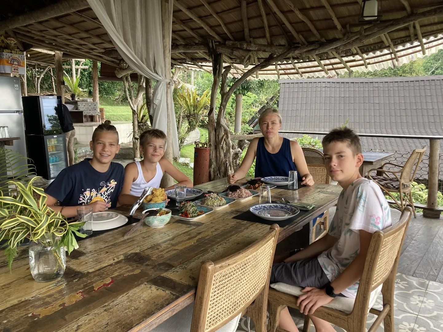 Kai Oja koos oma kolme pojaga, kellega ta elas ühe õppeaasta jagu aega Bali saarel.