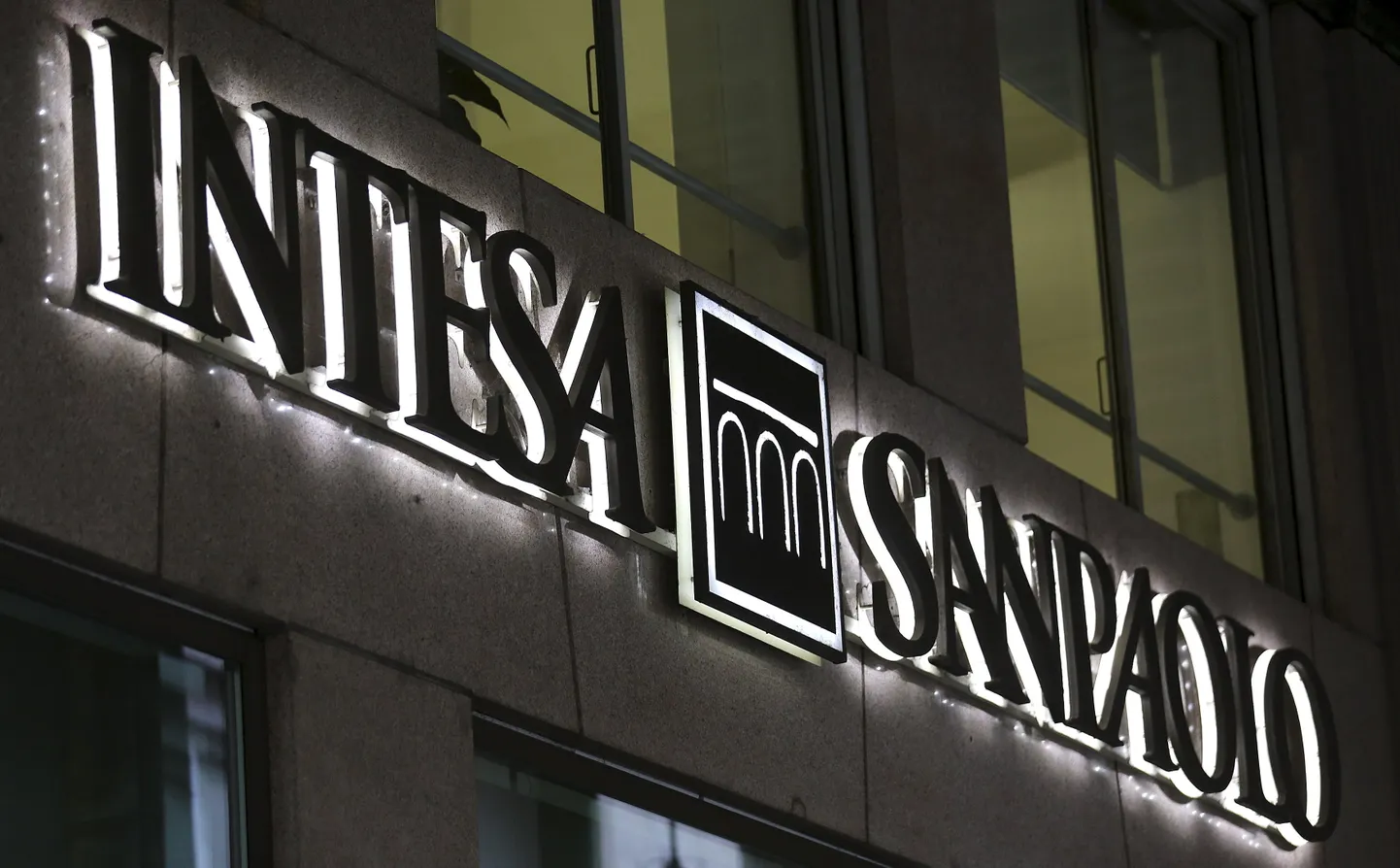 Intesa Sanpaolo logo 2016. aasta jaanuari õhtuhämaras Milanos.