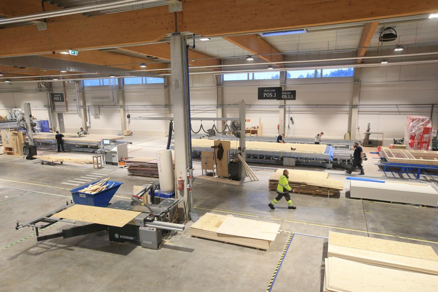 Tartus Ravila tööstuspargis puitelementmaju valmistava ASi Welement tehase töötajad olid läinud nädala keskel ametis Rootsi mineva hooldekodu seinte tegemisega.