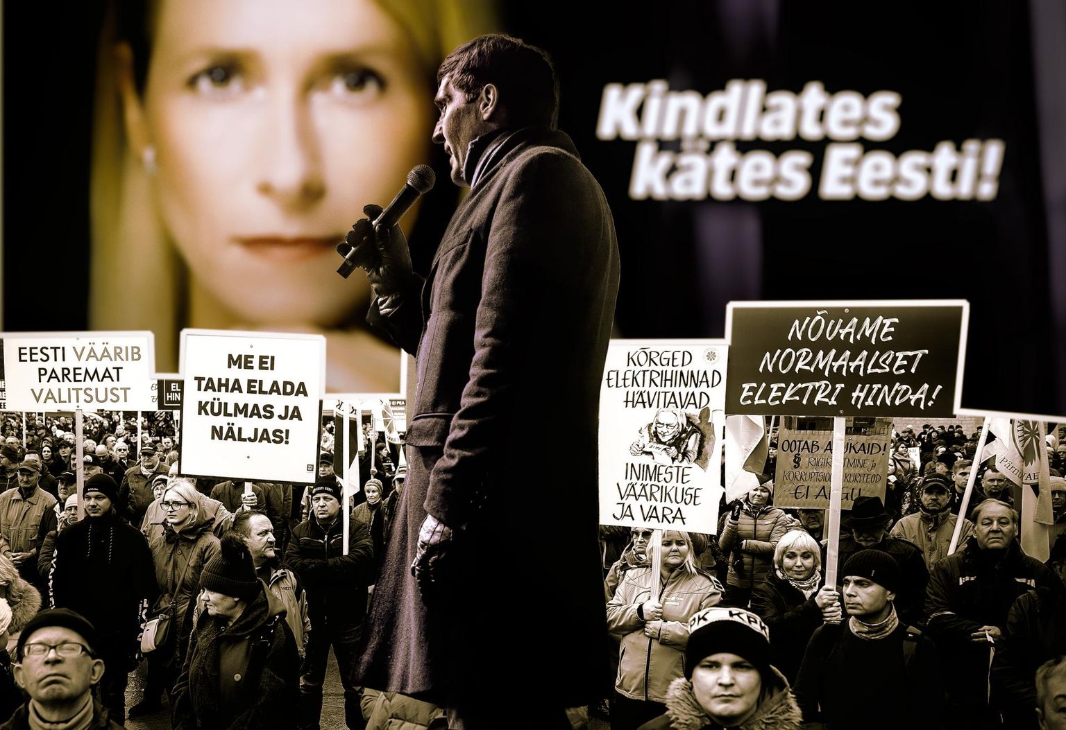 Kaja Kallas Reformierakonna kampaaniaplakatil ja Martin Helme EKRE meeleavaldusel. 