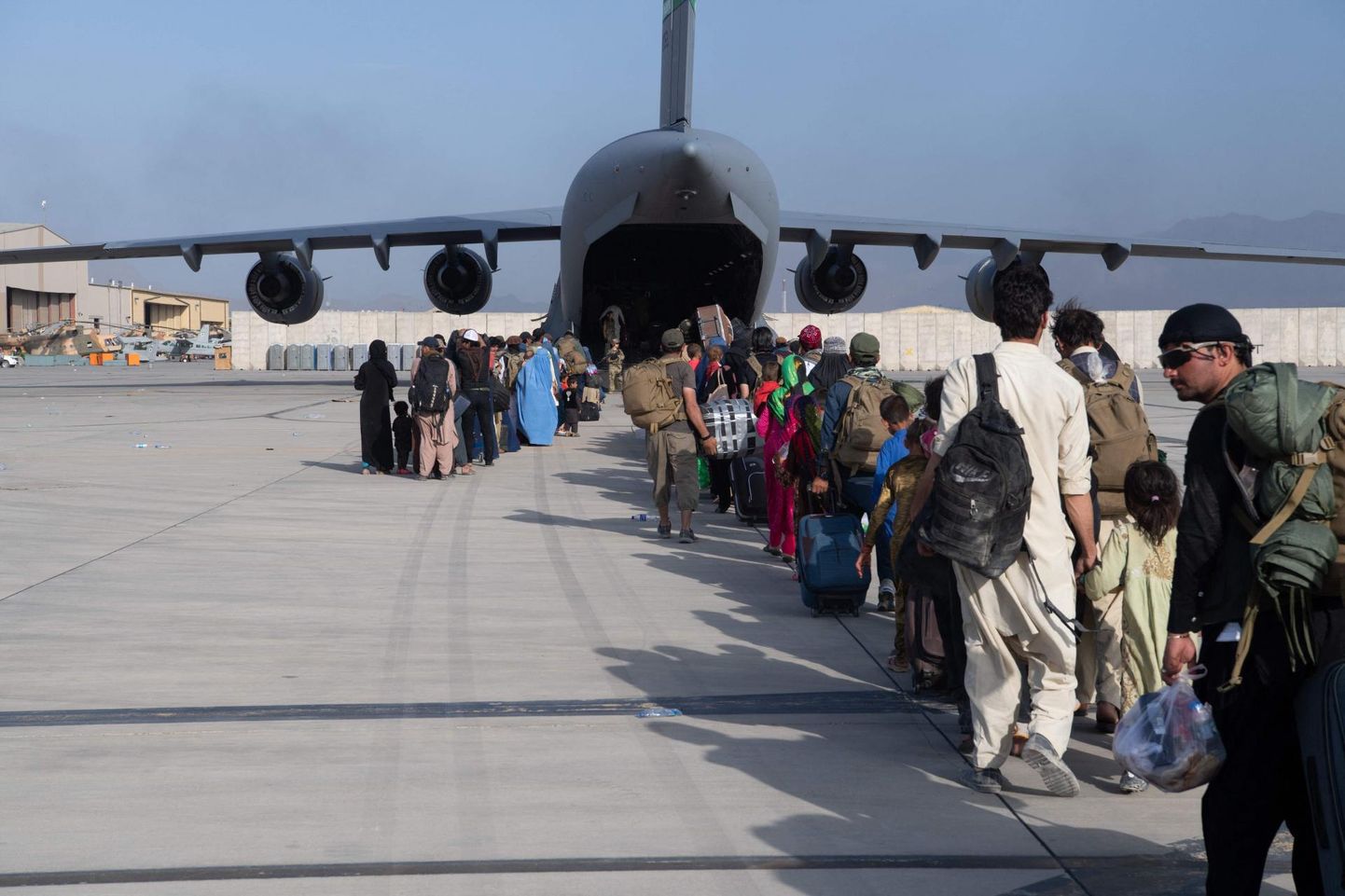 Kaos Kabuli lennuväljal augusti lõpupoole: USA õhujõud viimas lennukisse US Air Force C-17 Globemaster III riigist põgenevaid afgaane.