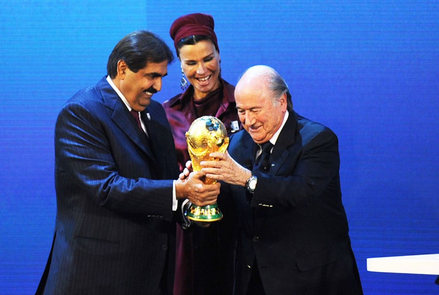 Katari seni suurimaks võiduks spordielus võib pidada 2022. aasta jalgpalli MMi korraldusõiguse saamist. Pildil ulatab FIFA president Sepp Blatter (paremal) MMi võitjakarika Katari riigi juhile Sheikh Hamad bin Khalifa Al-Thanile (vasakul).
