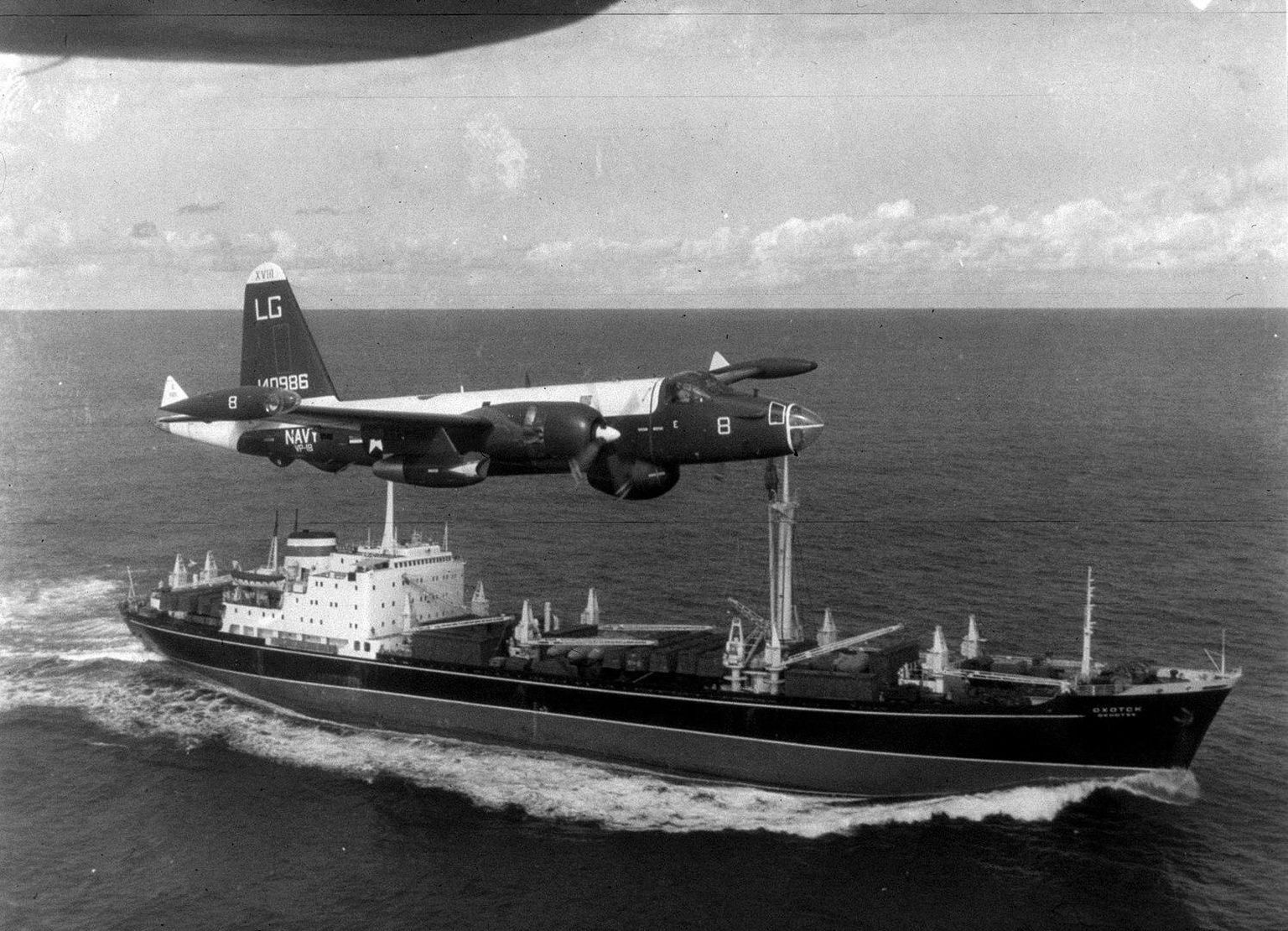 Ameerika Ühendriikide mereväe lennuk Lockheed SP-2H Neptune lendamas üle Nõukogude liidu kaubalaeva Ohhotsk. Pilt on tehtud 1962. aasta detsembris, kui Nõukogude Liit Kuubale toimetatud sõjatehnikat minema viis.