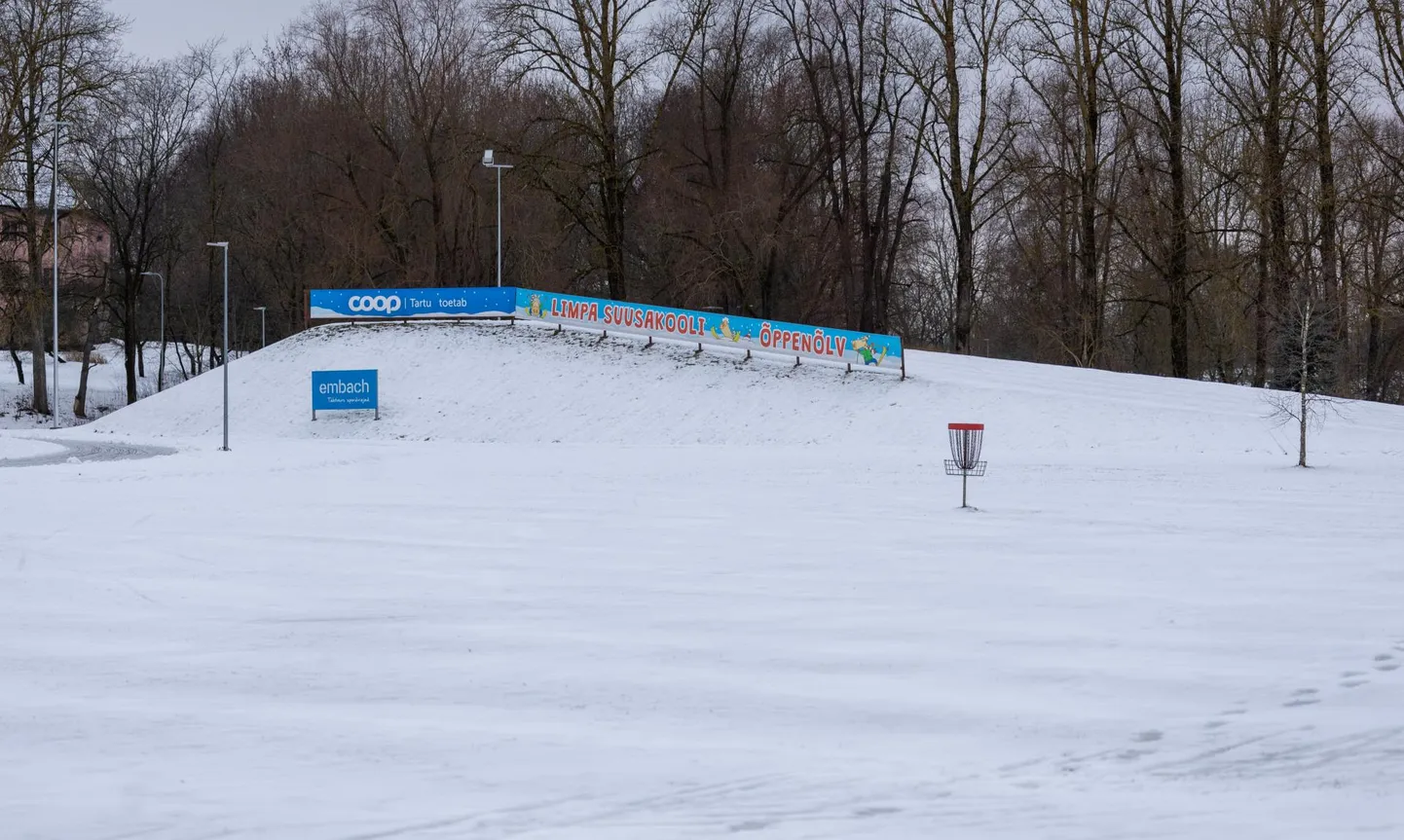 Lasketiir on kavas teha Limpa mäe taha nõlva alla dendropargi poolsesse külge.