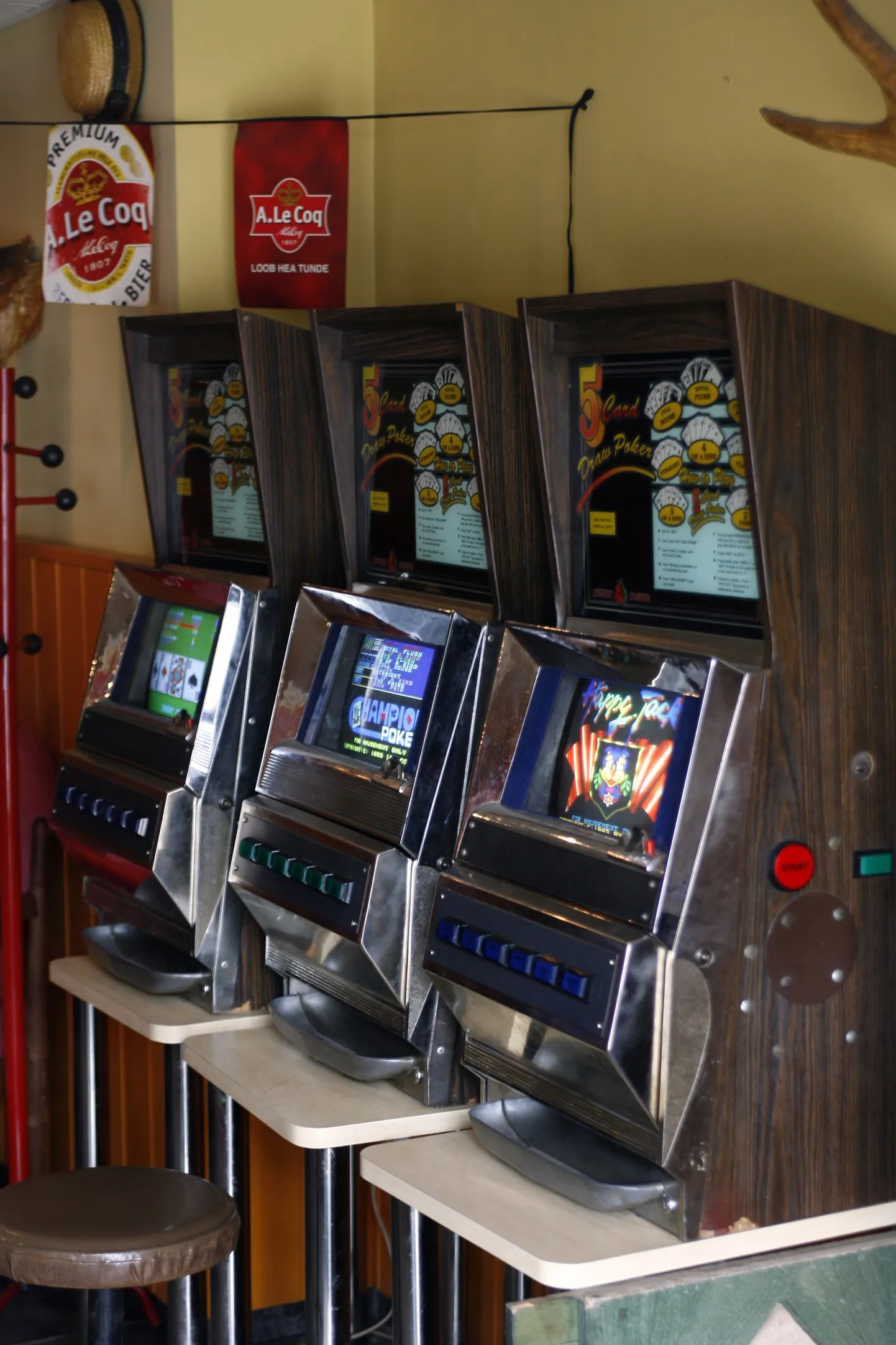 Зал игровых автоматов в одном из таллиннских казино.