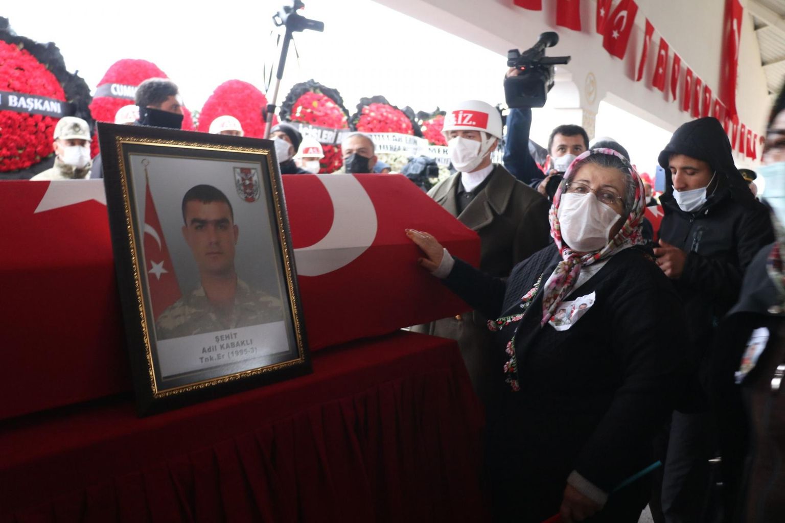 Kurdi mässuliste röövitud ja tapetult Põhja-Iraagist leitud Türgi sõduri Adil Kabakli vanaema lapselapse matustel. 