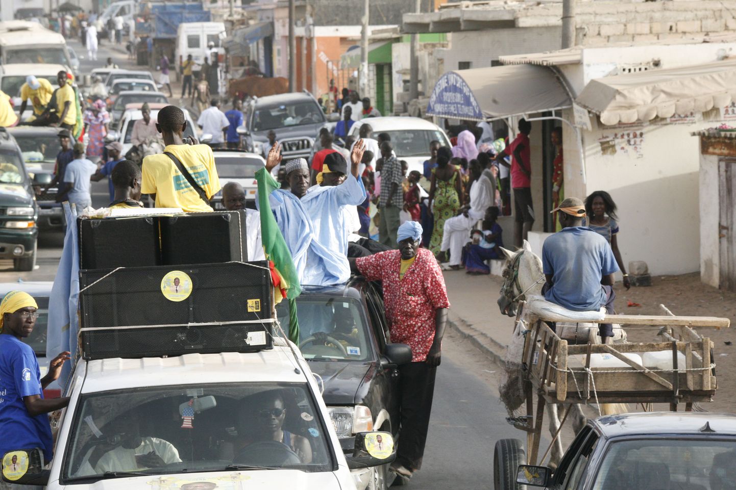 Liiklejad Senegali autoteel.