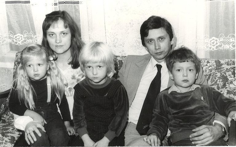 Perepilt 1986. aastast. Ema Tiina süles on Eva-Liisa (vasakul) ja Kat­rin, isa hoiab kuueaastast Kristjanit.